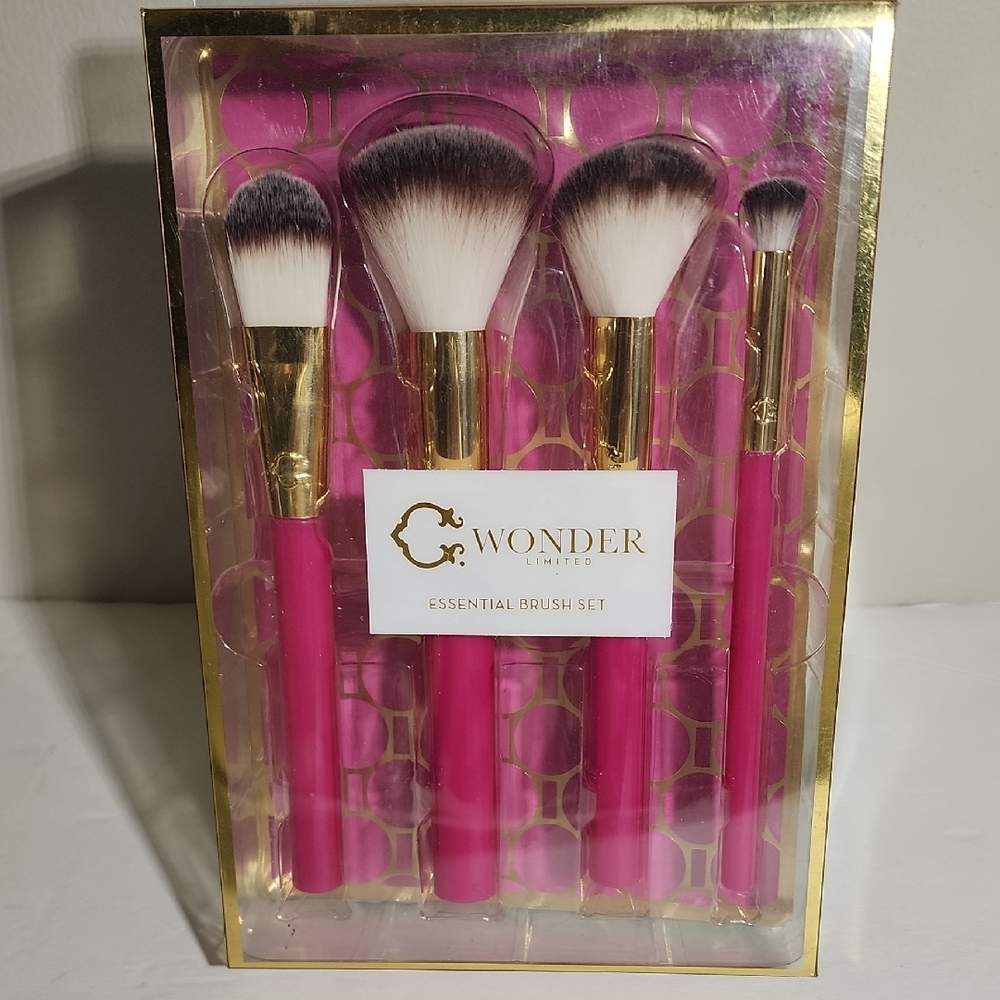 C. Wonder Pink 4-Piece Essential Makeup Brush Set Brand New With Box